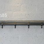 Design85 – Kapstok Basic 70 cm – Steigerbuis Zwart – Steigerhouten legplank zwarte wax – 4 haken