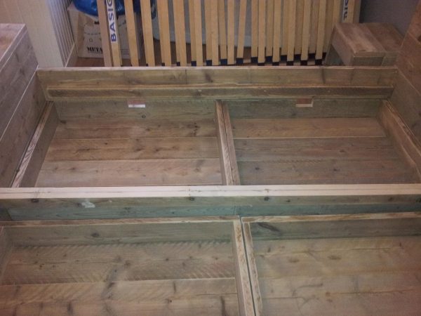 Twee persoons Bed ''Block'' van Gebruikt steigerhout tweepersoonsbed 180x200cm