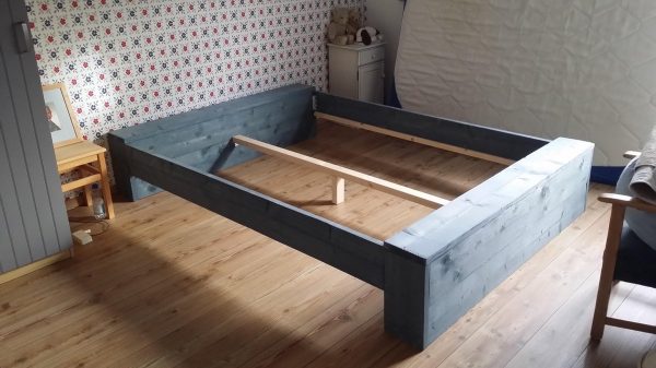 Twee persoons Bed "Low" van Antraciet Wash steigerhout tweepersoonsbed 180x200cm