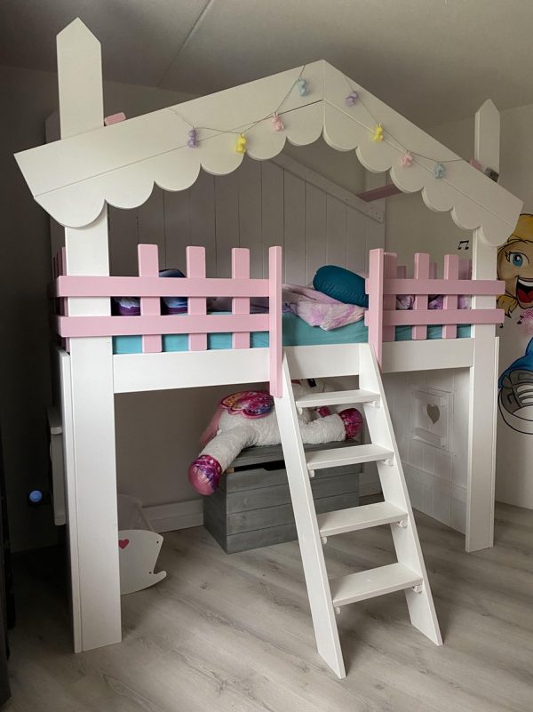Bedhuisje Sarah met speelruimte | Boomhut bed | Steigerhout | Wit met roze