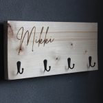 Kapstok steigerhout met gepersonaliseerde naam – 4 haken zwart – 40cm x 20cm x 6cm