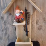 Thermometer – Thermometerhuisje – Hout -Kabouter met vogelhuisje – Kado – Cadeau – Tuin