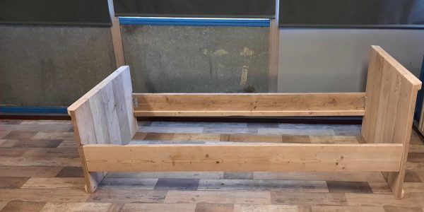 Bed ''Big'' van Gebruikt steigerhout eenpersoonsbed 90x200cm